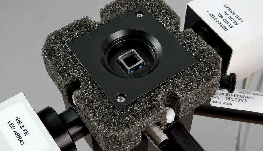 Close-up: Near infra-red emitter unit (DUAL-E, upper right corner in each picture) and detector unit (DUAL-DB or DR, lower left corner in each picture) connected to a special optical unit for measurement of suspensions (ED-101US/MD).