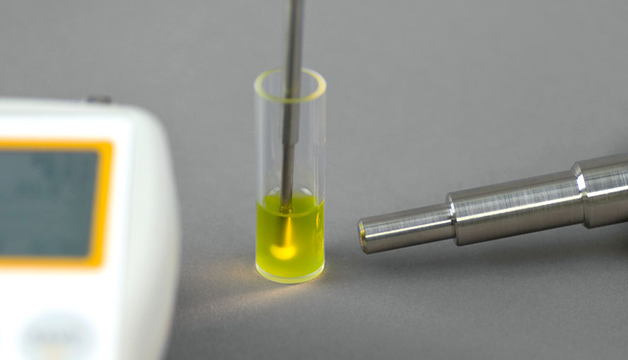 Tip of US-SQS/L in cuvette with algae suspension.