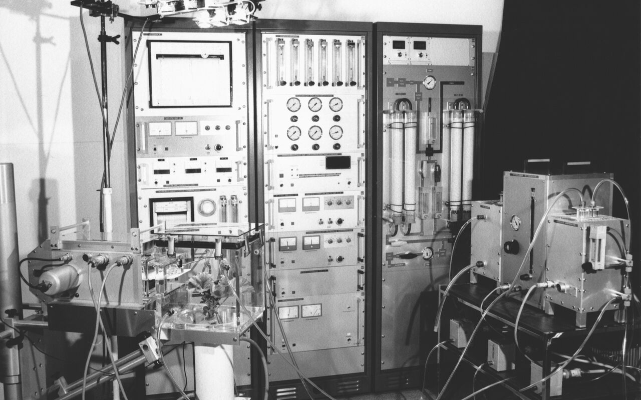 In the early eighties of last century, Dr. Ulrich Schreiber of the University of Würzburg and Heinz Walz developed a chlorophyll fluorometer to measure