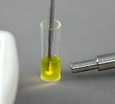 Tip of US-SQS/L in cuvette with algae suspension.