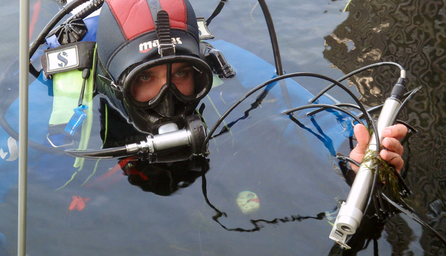 M.Sc. Nicolas Eckert ready for a dive to position MONI-HEAD/S sensors (prototypes with stainless steel housing were employed). (Limnological research base of the Technical University of Munich, Iffeldorf, headed by Prof. A. Melzer).