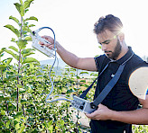 MINI-PAM-II with Porometer leaf clip: PAM fluorometry and stomatal conductance