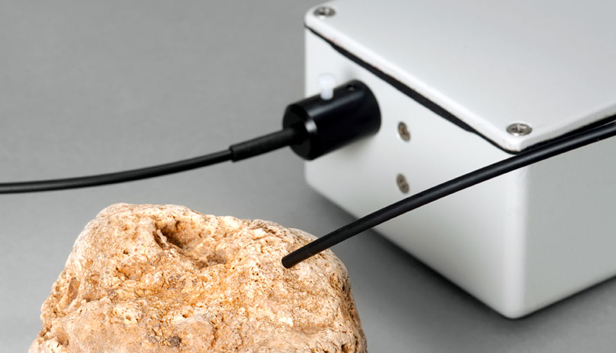 WATER-EDF, the emitter-detector unit of WATER-PAM FIBER Version examining traces of photosynthetic cells.