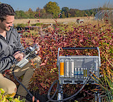 The GFS-3000 can be operated in the field thanks to its rechargeable battery system